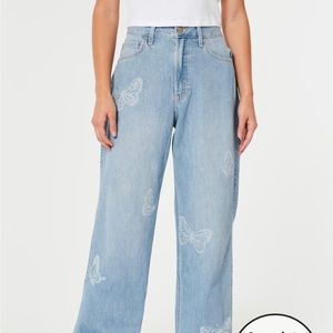 Hollister Highrise Baggy light washed jeans 
Lightly worn
Size: W26, L31